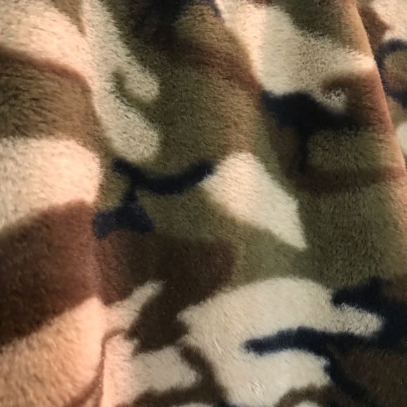 Fuzzy, comfy, cute camo sweatshirt!!!! - Picture 3 of 3